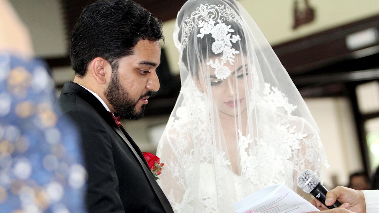 beauty-queen-weds-in-longest-wedding-veil-thestartv