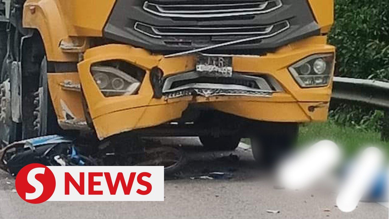 Family of four on motorcycle killed in crash with lorry | TheStarTV.com