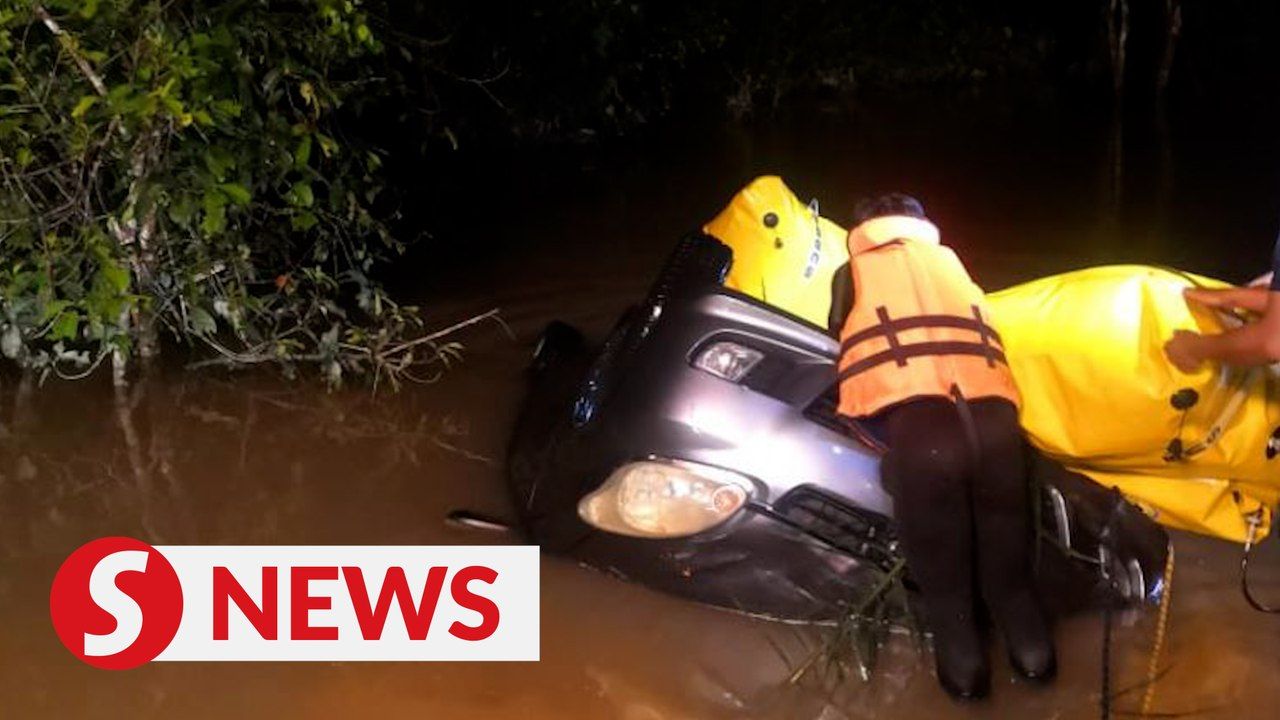 Motorist dies after car swept away in Mersing flood | TheStarTV.com