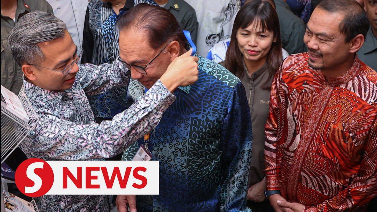Anwar gets gold media card in appreciation of continued support for ...