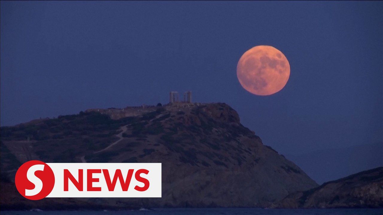 A rare blue supermoon is seen around the world | TheStarTV.com