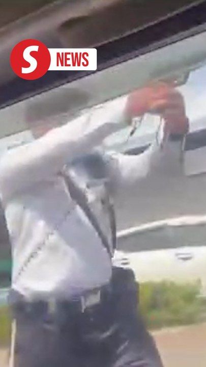 Cop points gun to stop man from escaping roadblock in Tawau | TheStarTV.com
